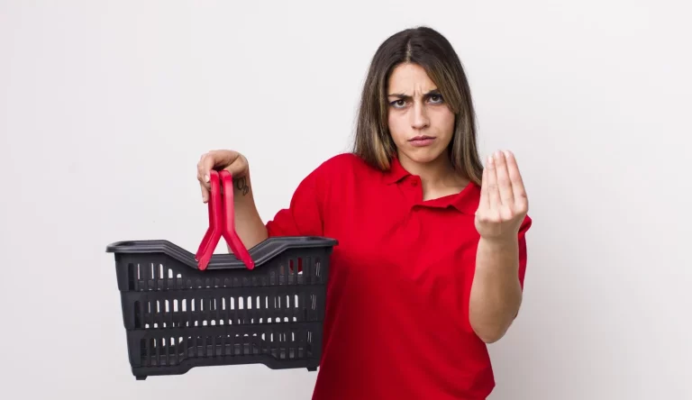 Según la OCU, este gancho 'solidario' en supermercados es una estafa legal, y te engañan con la excusa
