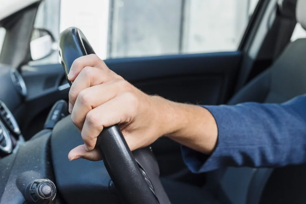 La DGT avisa: este despiste con el freno de mano te puede costar el coche entero 20 Moncloa SEÑALES QUE INDICAN QUE ESTÁS CONDUCIENDO CON EL FRENO ACTIVADO