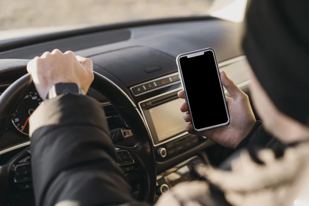 La DGT alerta, este despiste al volante que se paga con 6 puntos menos en el carnet 5 Moncloa MÓVIL EN MANO, MENTE AUSENTE: EL PELIGRO REAL DE LA DISTRACCIÓN