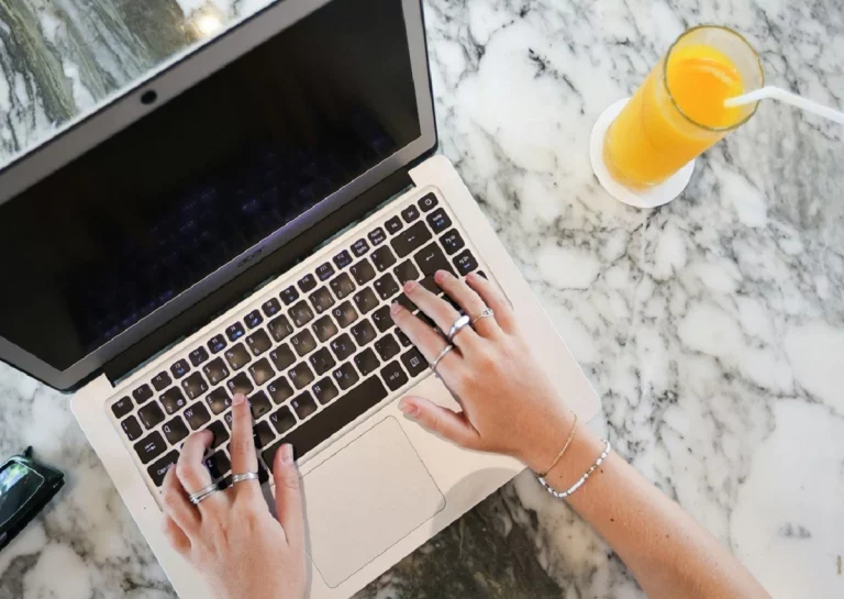 ¿Cómo verificar si un casino online está licenciado y regulado?