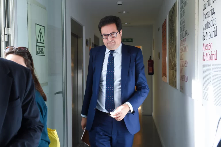 Mónica García, más conocida entre los votantes del PSOE que Óscar López