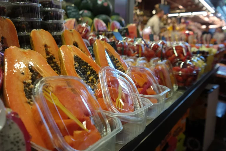 La OCU advierte, esta práctica al comprar fruta te hace pagar hasta un 20% más