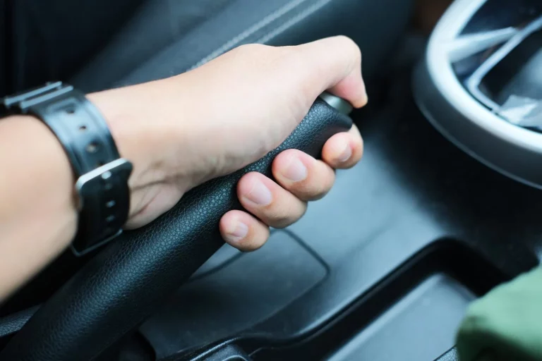 La DGT avisa: este despiste con el freno de mano te puede costar el coche entero