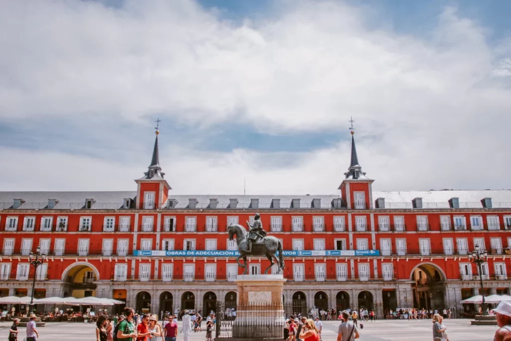 Madrid tiene su propio 'Triángulo de las Bermudas' y pocos conocen sus leyendas negras 20 Moncloa LA PLAZA MAYOR: CENTRO NEURÁLGICO DE AJUSTICIAMIENTOS Y APARICIONES