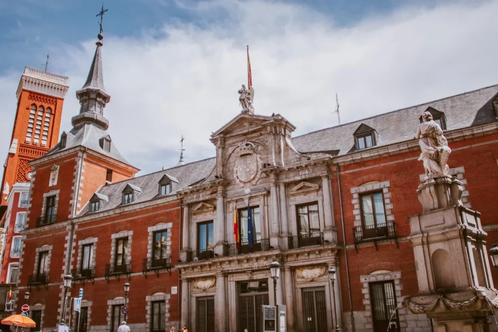 Madrid tiene su propio 'Triángulo de las Bermudas' y pocos conocen sus leyendas negras 21 Moncloa EL ARCO DE CUCHILLEROS Y LOS SÓTANOS MALDITOS