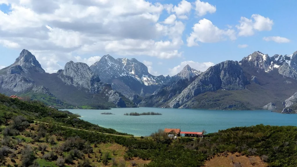 No es Noruega, es el 'fiordo' secreto de León que puedes recorrer en barco perfecto para Semana Santa 17 Moncloa EL SECRETO MEJOR GUARDADO: CUÁNDO Y CÓMO VISITARLO
