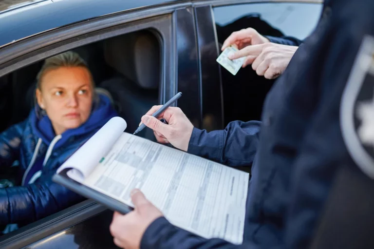 Si haces esto al aparcar en cuesta, la DGT te cruje con 200 euros de multa