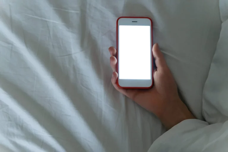 Si guardas el móvil en este sitio mientras duermes, podrías estar friendo tu cerebro
