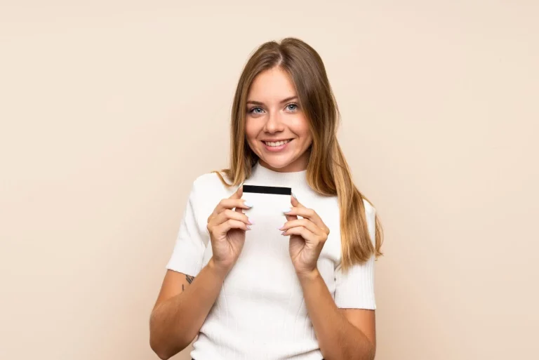 El número oculto en tu tarjeta de crédito que nunca debes compartir online