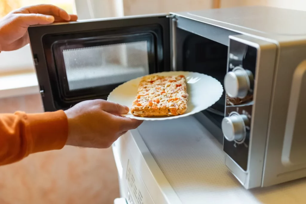 El alimento que nunca debes recalentar en el microondas o liberarás toxinas ocultas 15 Moncloa CÓMO EVITAR INTOXICACIONES AL RECALENTAR ESTOS ALIMENTOS