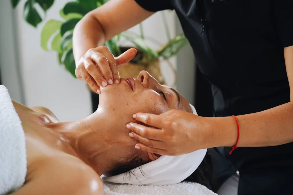 El furor del yoga facial en las redes sociales