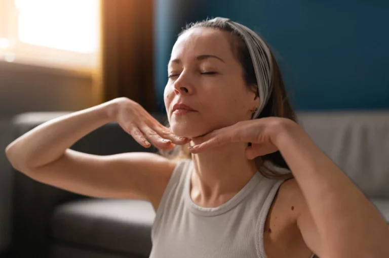 3 truquitos de yoga facial que te alisan hasta las ojeras