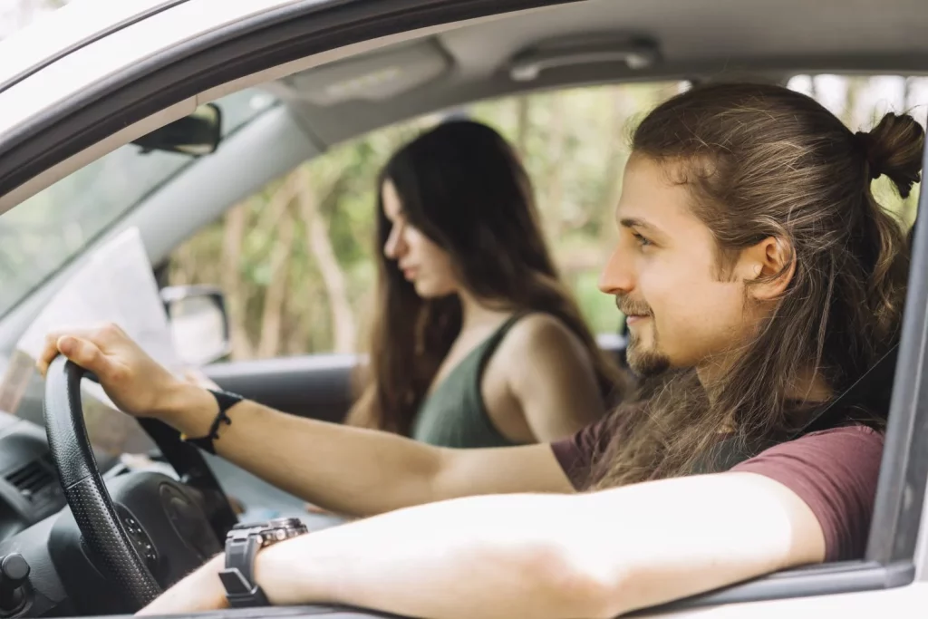 young couple trip car Moncloa