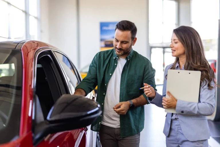 OCU señala la práctica tramposa más común al vender coches de segunda mano.