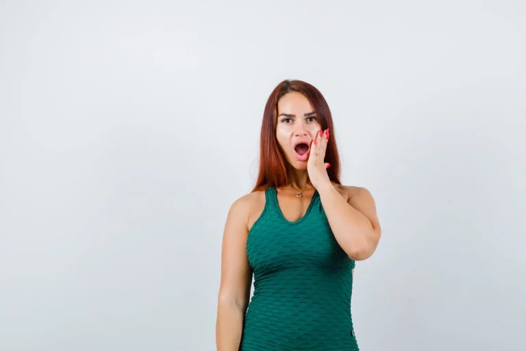 Ese sabor metálico en la boca no es normal y tu cuerpo podría estar avisándote de esto