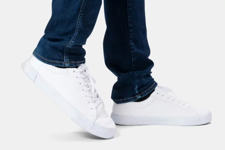 Brutal descuento, zapatillas blancas Tommy Hilfiger de las elegantes ahora por solo 40€. Fuente Freepik