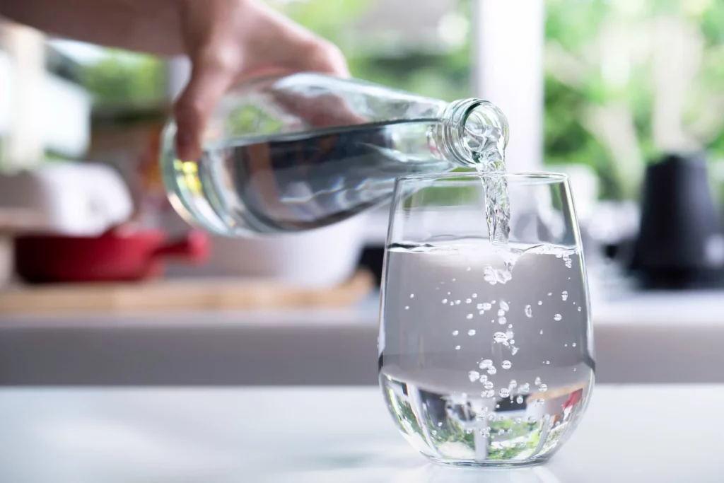Descubre la verdad sobre el agua con gas: un médico revela si hidrata igual que la normal y cuál conviene más para tu salud 16 Moncloa ¿AGUA CON GAS O SIN GAS? LA ELECCIÓN SALUDABLE SEGÚN EL EXPERTO