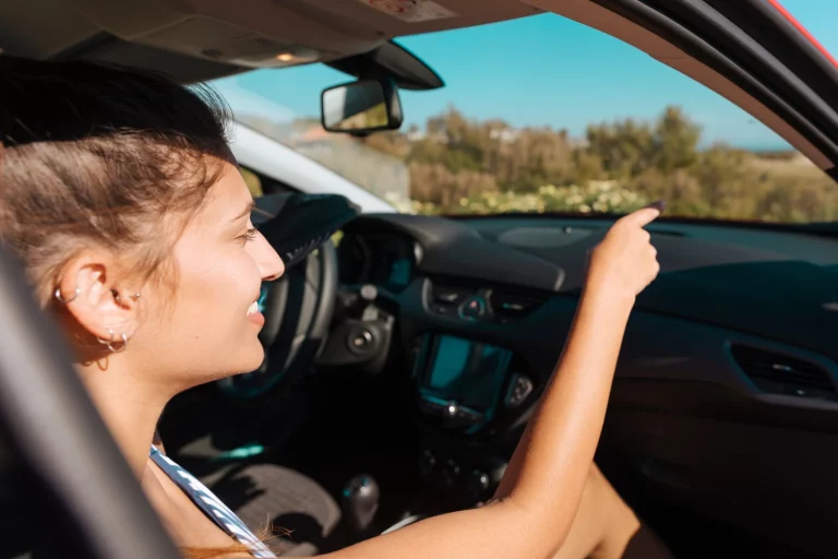 ¿Conduces con gafas o lentillas? Este olvido te puede costar una multa de 200€ según la DGT