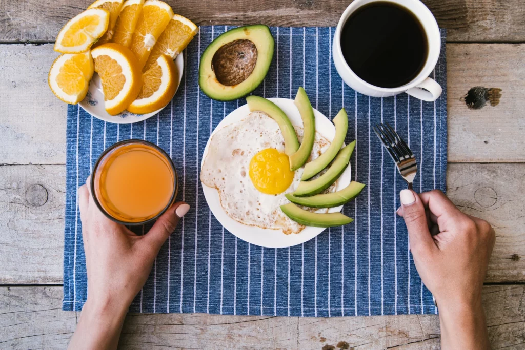 El famoso desayuno rápido que la OMS desaconseja y muchos tomamos todos los días 13 Moncloa ALTERNATIVAS SALUDABLES PARA TRANSFORMAR LA PRIMERA COMIDA