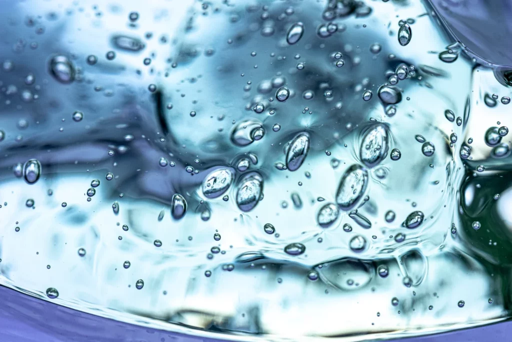 Descubre la verdad sobre el agua con gas: un médico revela si hidrata igual que la normal y cuál conviene más para tu salud 13 Moncloa EL GRAN DUELO: ¿HIDRATA EL AGUA CON GAS TAN BIEN COMO LA NORMAL?