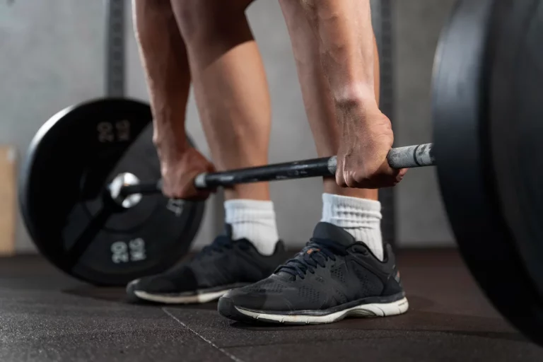Guía definitiva para entender las diferencias entre CrossFit y Hyrox y escoger el entrenamiento perfecto para llegar al verano
