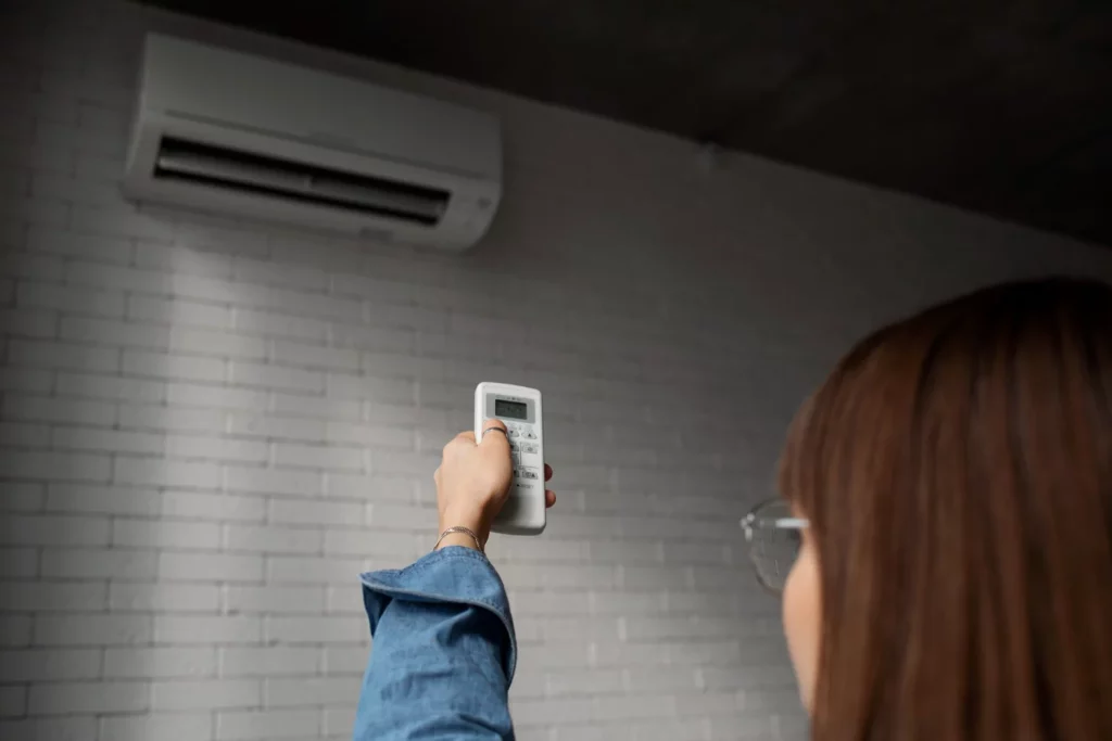 La factura de la luz se dispara en verano: Tres electrodomésticos 'vampiro' que debes desconectar sí o sí 2 Moncloa EL AIRE ACONDICIONADO: CUANDO EL STANDBY SE VUELVE COSTOSO
