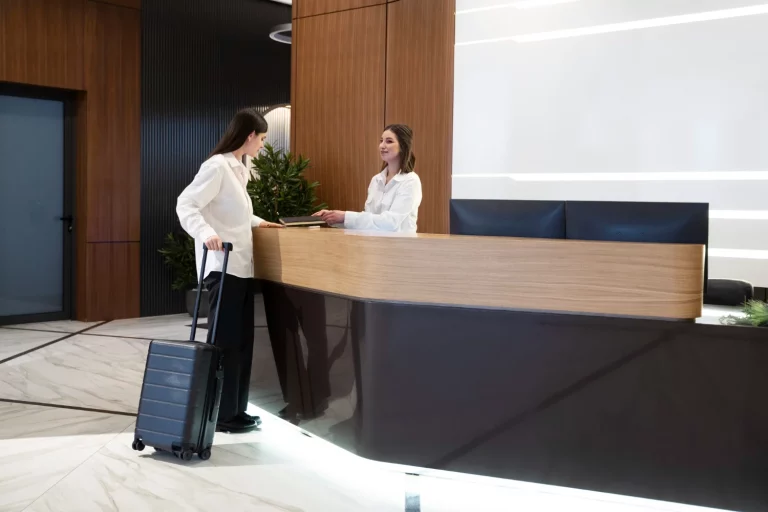 Así es como te timan los hoteles en verano: El truco al reservar en la web que la OCU recomienda evitar para no pagar de más