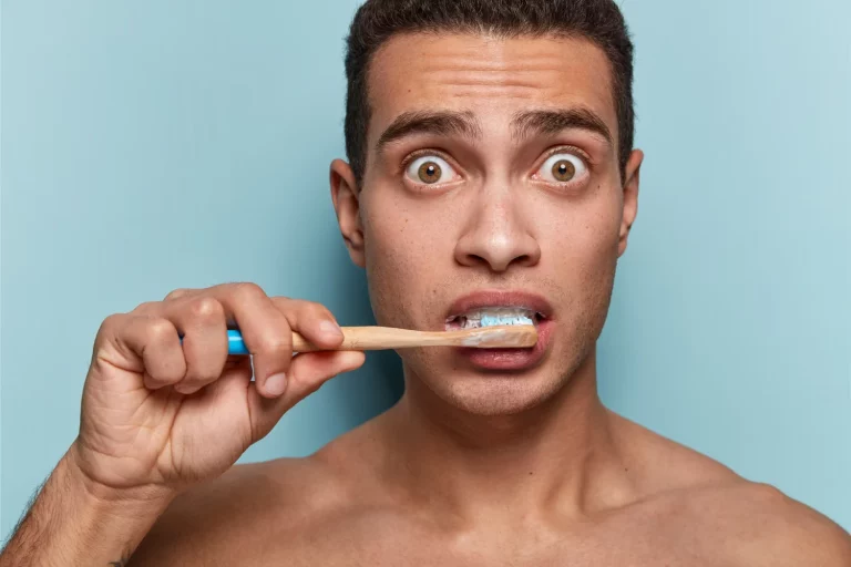 Estás destrozando el esmalte de tus dientes y esta es la razón, y los odontólogos nunca te lo han mencionado