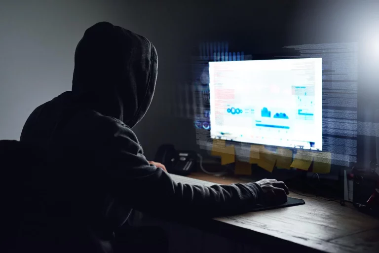 La OCU desvela las tres señales que delatan un email falso de tu banco y cómo evitar el timo