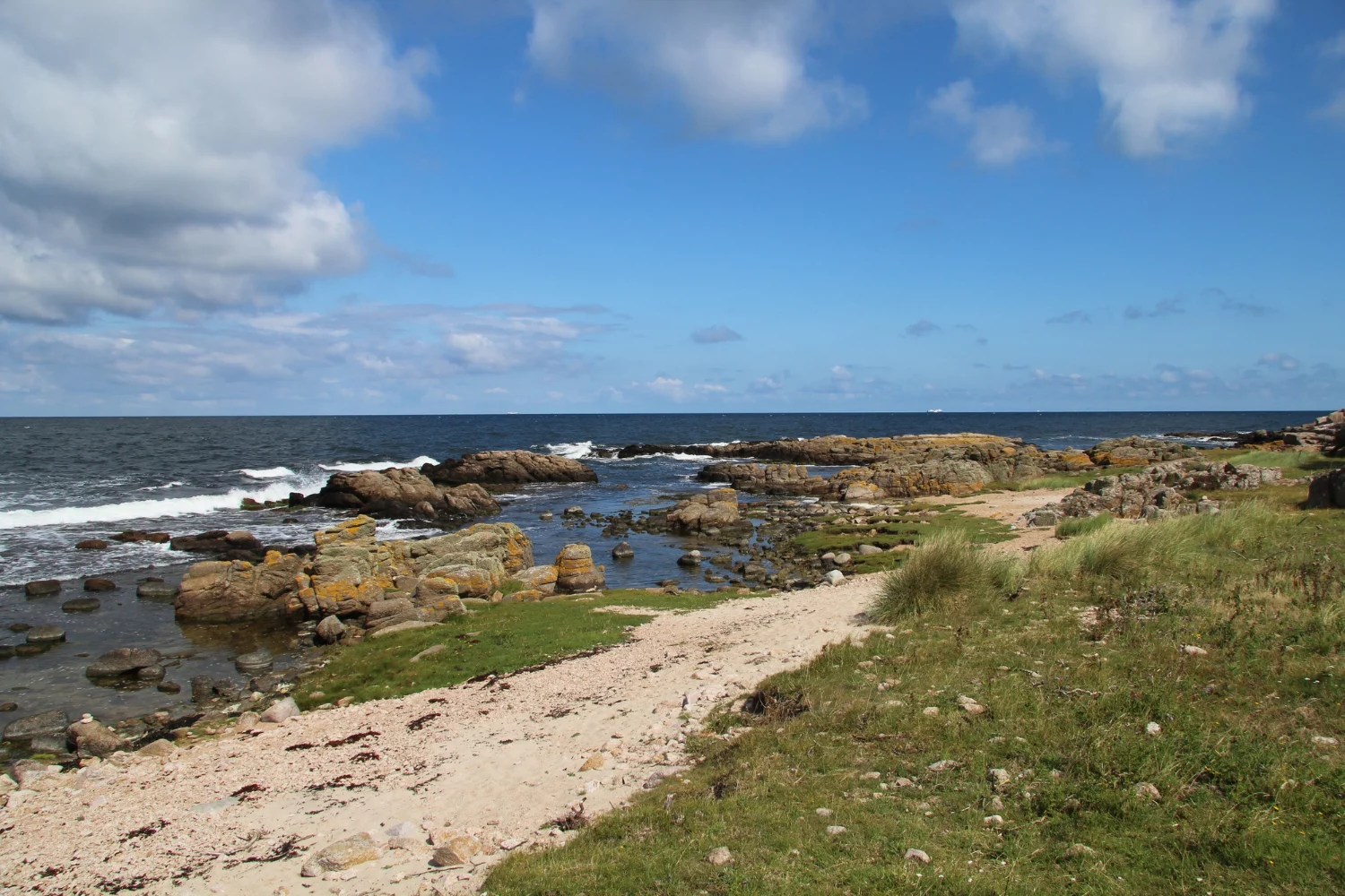 Descubre el sendero costero secreto de Cantabria que conecta dos playas vírgenes en menos de una hora
