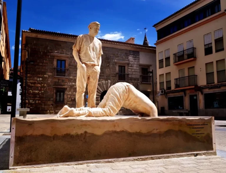 El Ayuntamiento de Plasencia reubica la escultura ‘Escena3’ para preservar su integridad artística