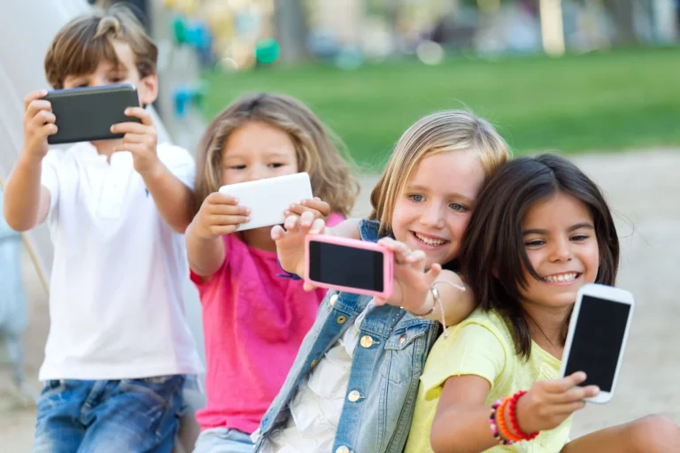 3 claves para elegir el mejor momento de regalar el primer móvil a tus hijos según Bill Gates