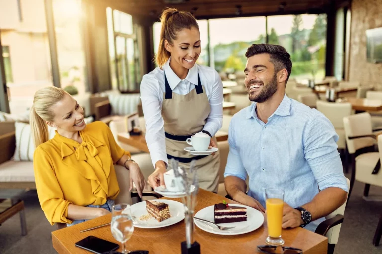 La razón psicológica por la que muchos no dejan propina en restaurantes, y no es por racanería