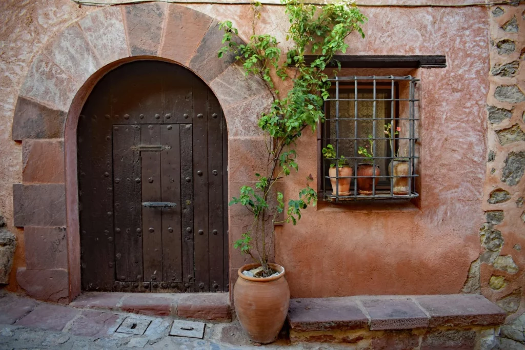 LAS CALLEJUELAS QUE SUSURRAN HISTORIAS: LA TRAMA URBANA MEDIEVAL