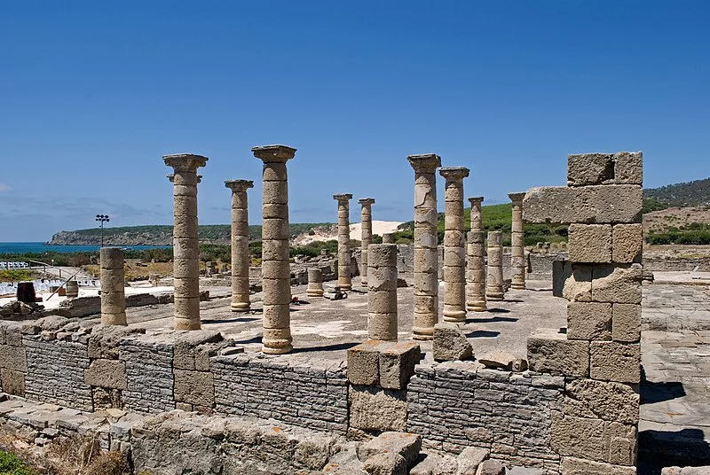 Viaja a Baelo Claudia: la ciudad romana 'fantasma' de Cádiz que emerge de la arena de la playa al amanecer