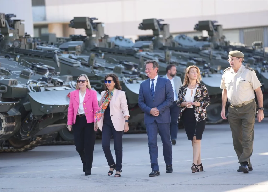 La ministra de Defensa, Margarita Robles (2i), junto al director general Santa Barbara sistemas, Juan Escriña (c), y la secretaria de Estado , Amparo Valcarcela (1i), durante la visita a la Fábrica de Santa Bárbara Sistemas para pasar revista a los VCZAP Castor y VCR 8x8 Dragón (Fuente: Agencias)