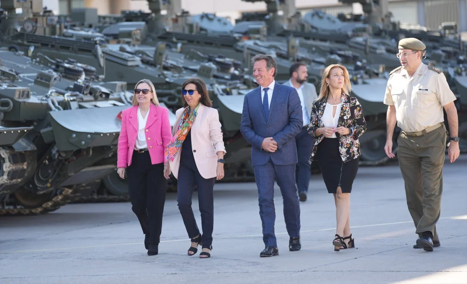 La ministra de Defensa, Margarita Robles (2i), junto al director general Santa Barbara sistemas, Juan Escriña (c), y la secretaria de Estado , Amparo Valcarcela (1i), durante la visita a la Fábrica de Santa Bárbara Sistemas para pasar revista a los VCZAP Castor y VCR 8x8 Dragón (Fuente: Agencias)