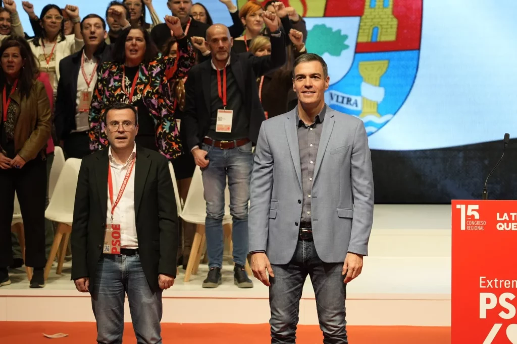 Las protestas contra Sánchez le persiguen hasta el sur de España 1 Moncloa Miguel Ángel Gallardo, hasta hace poco jefe de David Sánchez, y Pedro Sánchez durante la clausura del último Congreso del PSOE en Extremadura. EP