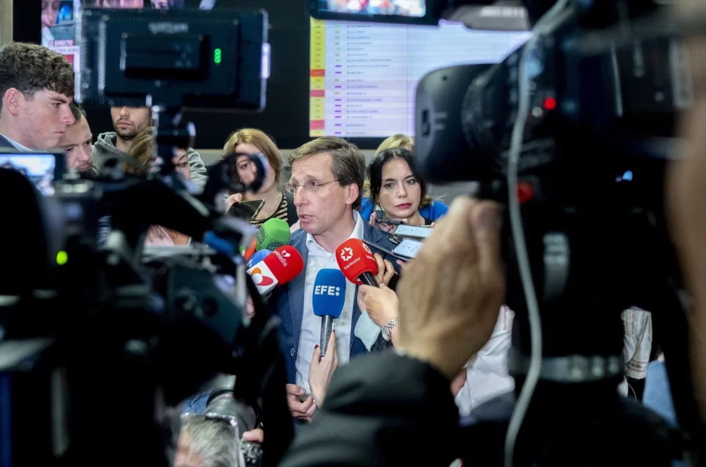 El alcalde de Madrid, José Luis Martínez-Almeida, atiende a los medios de comunicación a su llegada al Centro Integrado de Seguridad y Emergencias (Fuente: Agencias)
