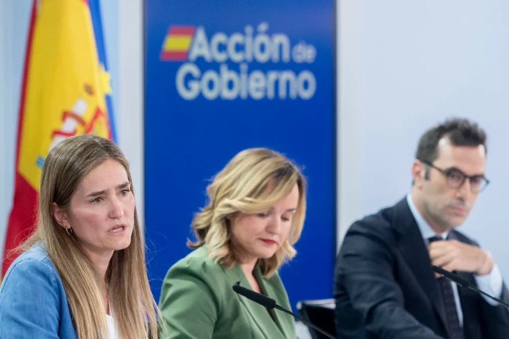 Sara Aagesen, ministra de Transición Ecológica, en su primera aparición pública con preguntas tras el apagón | Fuente: Agencias