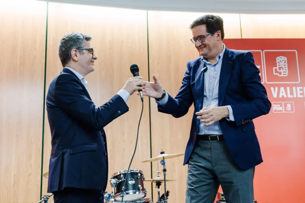 Los críticos del PSOE-M se plantan ante la falta de autocrítica de Espinar y López: «Cumplen el guión de Ferraz» 2 Moncloa El 'súperministro' Félix Bolaños y Óscar López, ministro de Transformación Digital y líder del PSOE-M sin escaño | Fuente: Agencias
