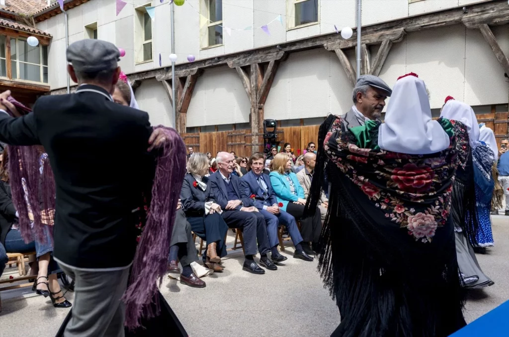 La pérdida de identidad y el exceso de público amenazan a San Isidro y sus vecinos 2 Moncloa EuropaPress 6702613 varias personas bailan chotis presentacion programacion fiestas san isidro Moncloa