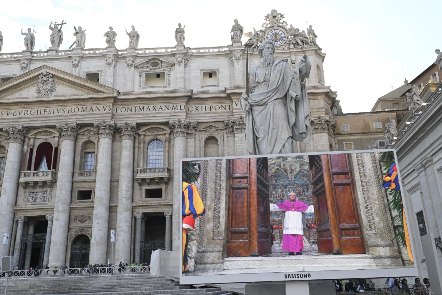 EuropaPress_6706519_pantalla_muestra_imagenes_cardenales_antes_comenzar_conclave_puerta_cerrada El cónclave se celebra en la Capilla Sixtina de El Vaticano. EUROPA PRESS