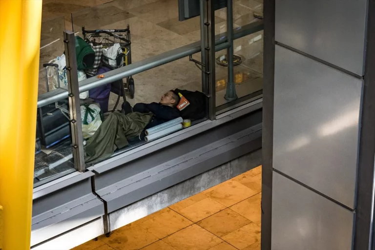 Los policías señalan la ineficacia de las medidas de AENA contra los sin techo de Barajas