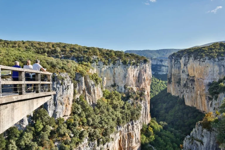 El «Cañón del Colorado» español está en Navarra y puedes recorrerlo a pie o en bici por una vía verde