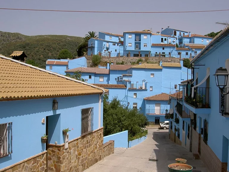 Júzcar: el único ‘pueblo pitufo’ de España donde la realidad supera la fantasía azul