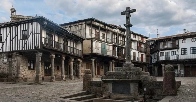 Si buscas un pueblo auténtico para escaparte en junio, este rincón verde con casas de piedra en Castilla y León