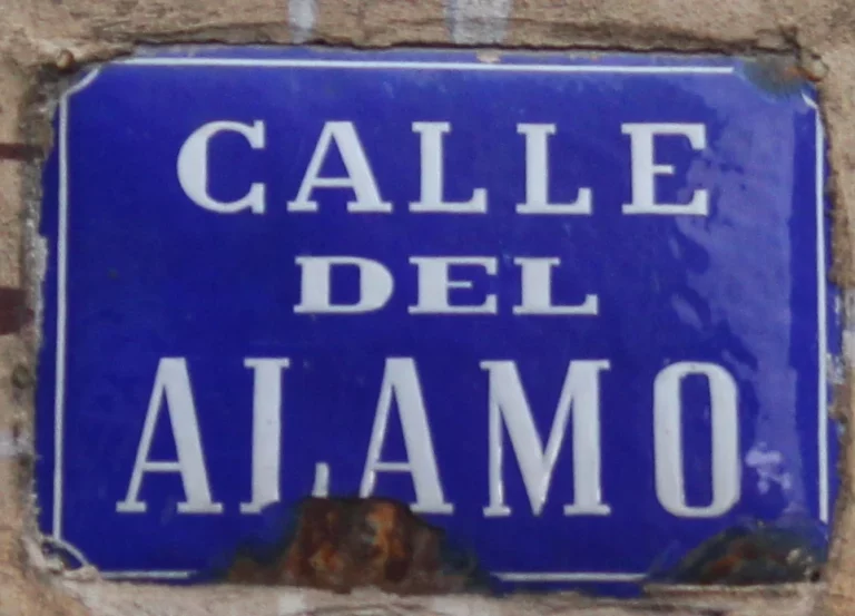 La calle más estrecha de Madrid donde si extiendes los brazos, tocas las dos paredes