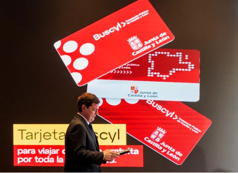 Fernández Mañueco le marca un tanto a La Moncloa con los autobuses rurales