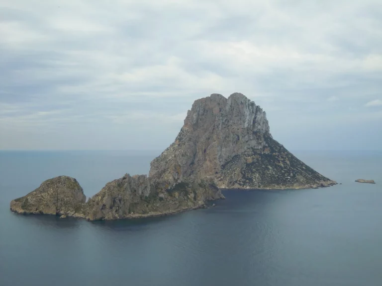 La isla ‘imposible’ de Ibiza que esconde un misterio milenario y una vista que te dejará sin aliento